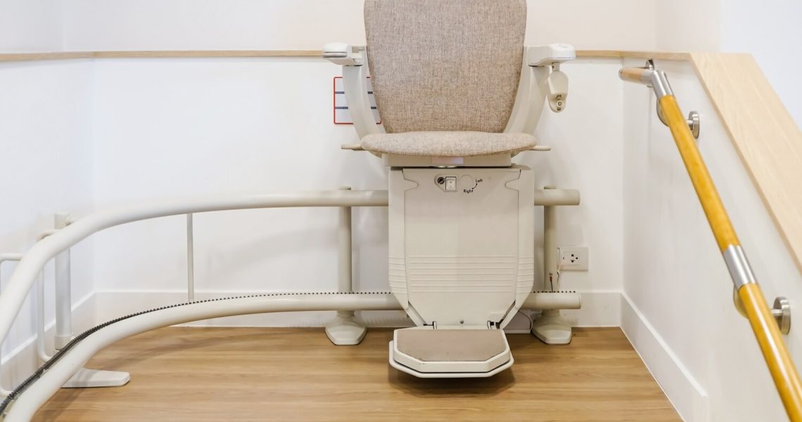 Krzesełka schodowe – komfort i bezpieczeństwo dla osób z ograniczoną mobilnością